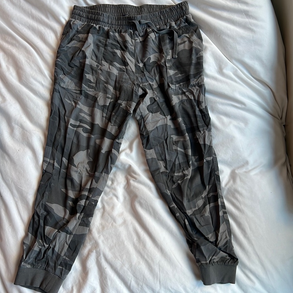 Splendid Camo joggers size large